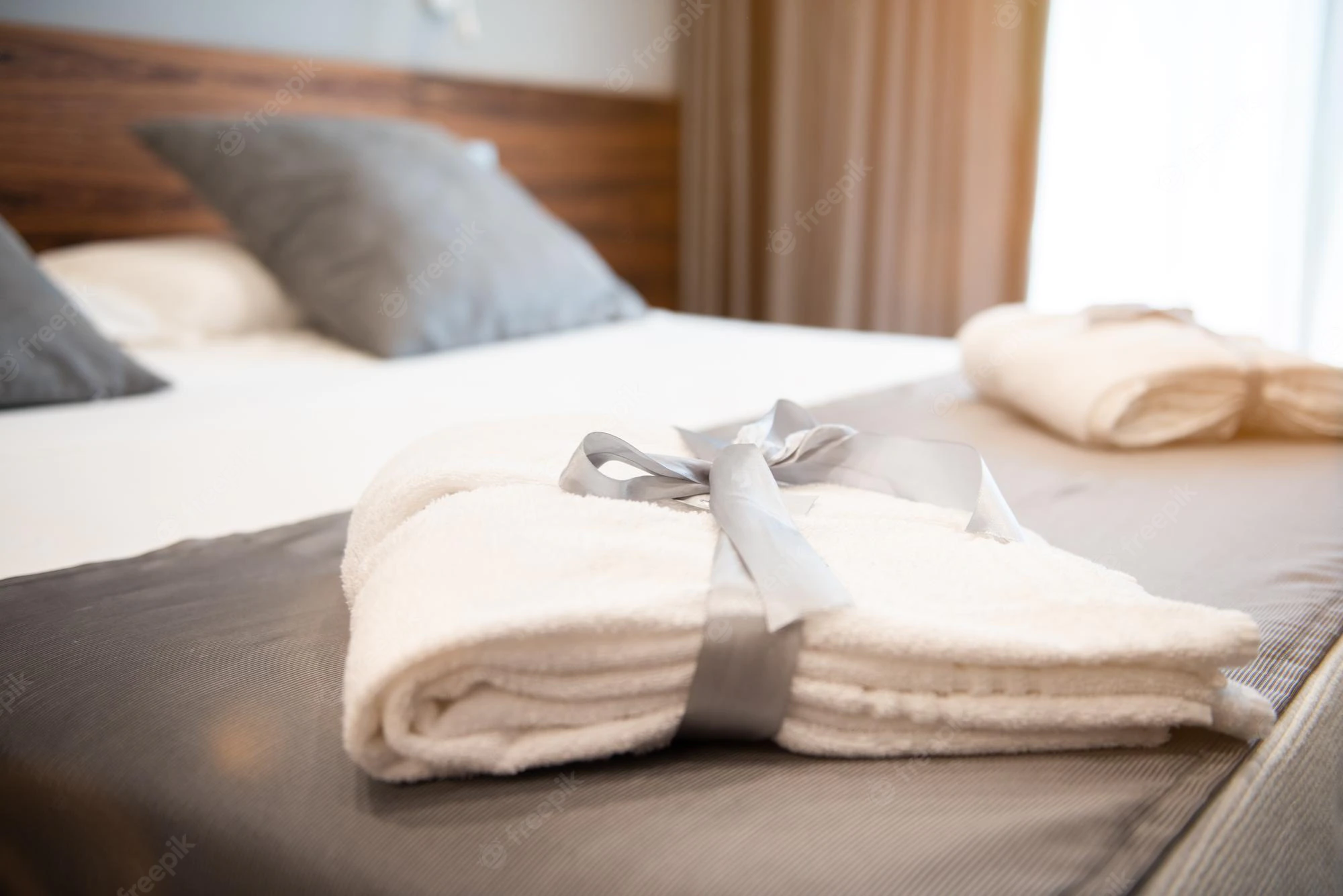albornoz-blanco-cama-habitacion-hotel-cercaxdxa_435174-4050 albornoz-blanco-cama-habitacion-hotel-cercaxdxa_435174-4050